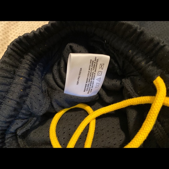 ICECREAM EXCLUSIVE RUNNING DOG BASKETBALL SHORTS - Picture 7 of 10